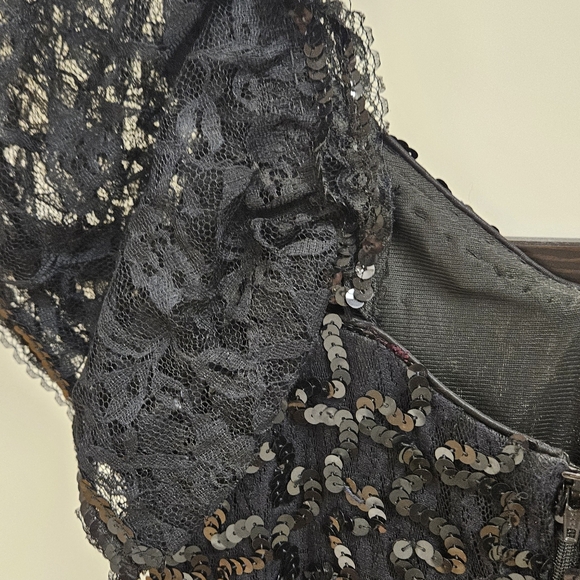 Embellished dress with lace in black - Picture 4 of 6